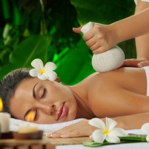 Kruidenstempel massage