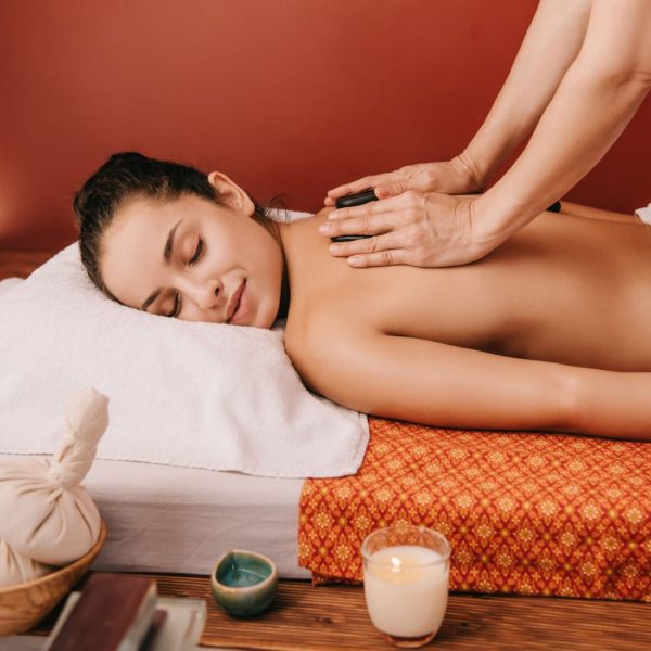 Gezichtsmassage met crème