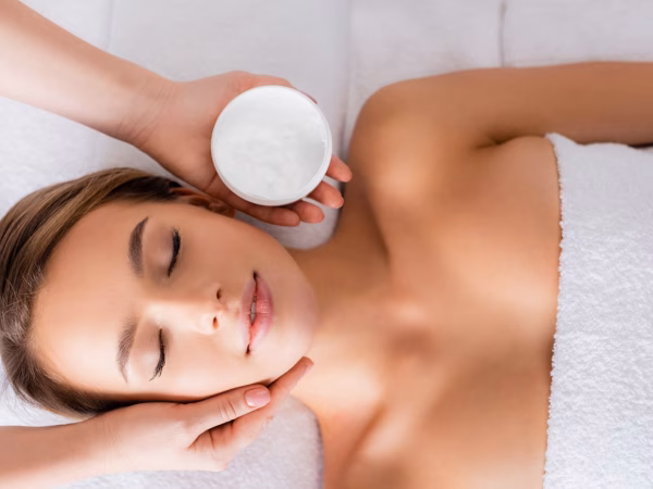 Gezichtsmassage met crème