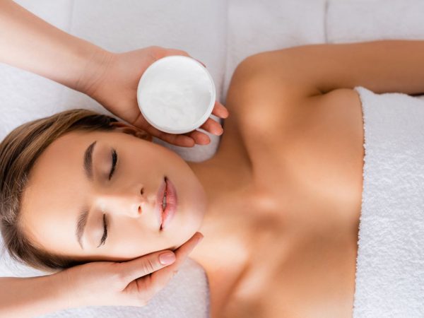 Gezichtsmassage met crème